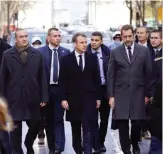  ??  ?? الرئيس الفرنسي في موقع الاحتجاجات بباريس ( أ ف ب)
