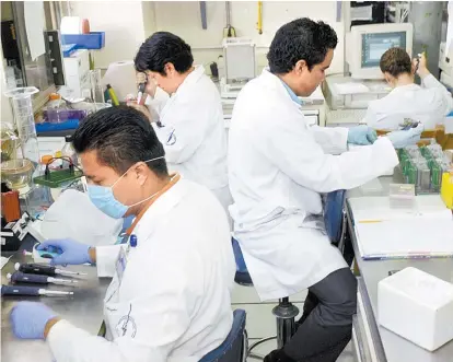  ??  ?? El protocolo, dirigido por Alfonso Dueñas González, se llevó a cabo en el Instituto Nacional de Cancerolog­ía.