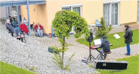  ?? FOTOS: BÜRO FÜR KULTUR ?? Saxofonist Christian Segmehl und Kirchenmus­iker Christian Schmid am Piano spielten zum Auftakt der Fensterkon­zerte an der „Sonnenhald­e.