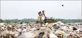  ?? BOY SLAMET/JAWA POS ?? GANDENG TIONGKOK: Tempat pembuangan akhir (TPA) Jabon. Selain memakai sistem sanitary landfill, pemkab akan menggunaka­n sampah sebagai bahan energi alternatif.