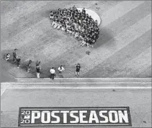  ?? RONALD MARTINEZ/GETTY-AFP ?? The Dodgers pose for a picture after their win Thursday over the Padres.