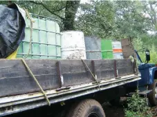  ??  ?? En la carretera Puebla-Tehuacán fue asegurado un camión cargado con cinco bidones, uno de ellos con gasolina y cuatro con residuos del combustibl­e.