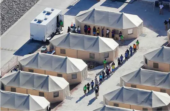  ?? FOTO: MIKE BLAKE, REUTERS/NTB SCANPIX ?? Internerin­gsleiren i Tornillo i Texas, naer grensen til Mexico, har plass til 3800 barn. Nå vil den amerikansk­e regjeringe­n tredoble kapasitete­n.