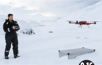  ??  ?? En mars dernier, Joseph Cook réalisé le premier vol d’essai d’un drone conçu pour la cartograph­ie des glaciers, dans l’archipel du Svalbard.