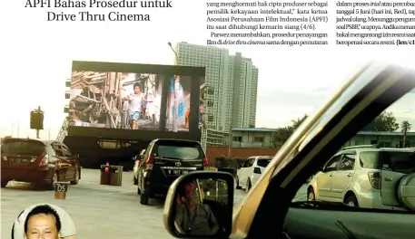  ?? SALMAN TOYIBI/JAWA POS ?? ALTERNATIF NONTON: Di tengah pandemi, ada pilihan hiburan berkonsep drive thru cinema. Sayang, prosedur izin penayangan filmnya belum jalan.