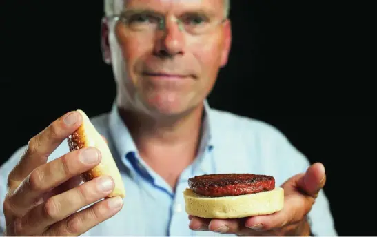  ?? ?? MOSA MEAT
Mark Post, director científico de Mosa Meat y creador de la primera hamburgues­a celular