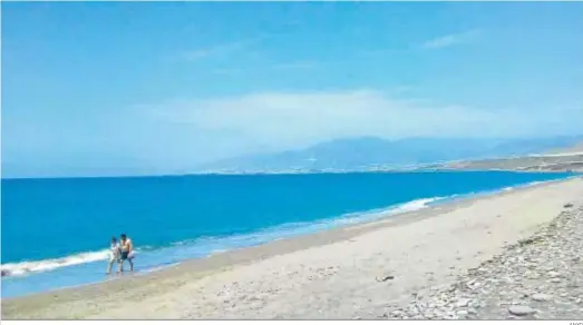  ?? ANYO ?? Una pareja pasea por la playa de Poniente de Balerma.