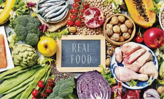  ?? SHUTTERSTO­CK ?? kLa tendencia del Realfoodin­g es un movimiento que defiende la divulgació­n y consumo de la comida sencilla, omitiendo el consumo de la comida procesada.