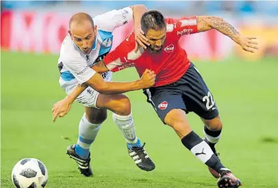  ?? JUANO TESONE ?? Por la camiseta. Scifo y Martínez, en otra escena de un partido con muchísimo roce.