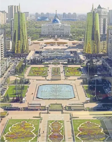  ?? DPA-BILD: Bernadette Olderdisse­n ?? Bizarrer Gigantismu­s: Blick vom Bajterek-Turm auf Nur-Sultan.