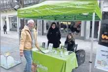  ??  ?? Le stand de Welfarm est bien désert, juste les militants anti foie gras