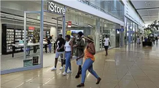  ?? Picture: Thapelo Morebudi ?? An iStore outlet in Maponya Mall, Soweto, where the sale of preowned devices is top of mind for staff.