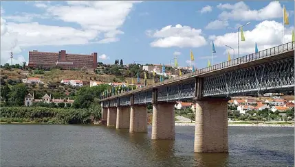  ??  ?? Ponte de Abrantes liga o concelho entre as duas margens do Tejo. Autarcas da região defendem nova travessia
