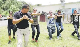  ??  ?? EL ELENCO fue adiestrado especialme­nte para dar fidelidad a las secuencias policiales.