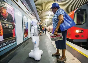  ??  ?? Pepper, robot humanoïde conçu par la société SoftBank Robotics, a pour mission de renseigner les clients et les voyageurs, comme ici dans le métro de Londres.