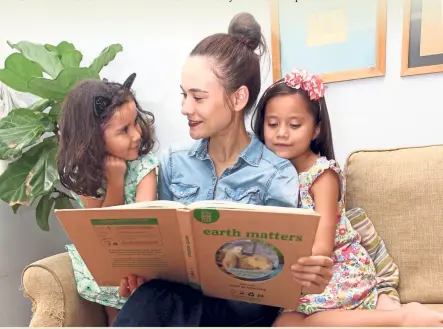  ??  ?? Aishah reads books on the environmen­t to her daughters so that they have a good knowledge of nature.