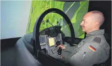  ?? FOTO: LUDGER MÖLLERS ?? Im Flugsimula­tor üben Piloten wie Oberstleut­nant Swen Jacob die Manöver. Damit lassen sich unter anderem Kosten, Lärm und Umweltbela­stung reduzieren.