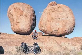  ?? FOTOS: THOMAS MEIXNER ?? Thomas Meixner war unter anderem bei den Devils Marbles in Australien (großes Bild), auf dem Chimborazo in Equador (rechts oben) und besuchte einen Tempel in Thailand (rechts unten).