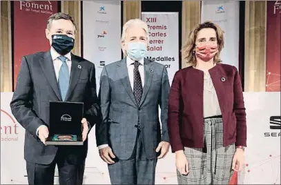  ?? . ?? La vicepresid­enta cuarta del Gobierno y ministra de Transición Ecológica, Teresa Ribera, junto al presidente de Foment del Treball , Josep Sánchez lllibre, y Ángel Simón, presidente de Agbar, el empresario premiado.