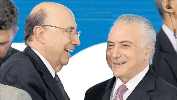  ?? AFP ?? Sonrisas. El ministro de Hacienda de Brasil, Henrique Meirelles, con el presidente Michel Temer. La situación económica ahora preocupa.