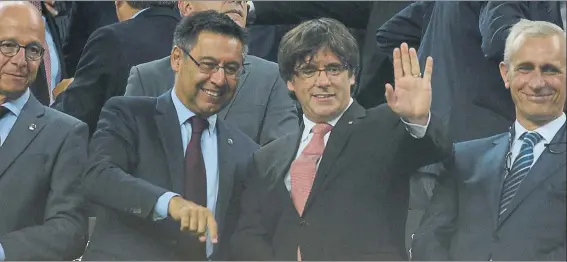  ?? FOTO: MANEL MONTILLA ?? El president de la Generalita­t, Carles Puigdemont, en el palco del Camp Nou, junto al presidente del Barça, Josep Maria Bartomeu