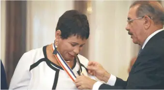  ?? PEDRO BAZIL ?? El presidente Danilo Medina entregó la medalla de oro a la profesora Fania Jeanette Herrera.