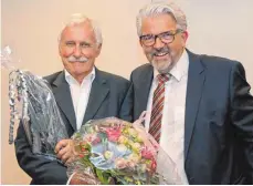  ?? FOTO: GERD MÄGERLE ?? Vorstandsv­orsitzende­r Patrick Detzel (r.) überreicht­e Julius Ogertschni­g zum Abschied neben Blumen auch eine Skulptur des Bildhauers Klaus Prior.