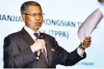  ?? AMIRUL SYAFIQ MOHD DIN/
THE SUN ?? Mustapa speaking at the TransPacif­ic Partnershi­p townhall meeting yesterday.