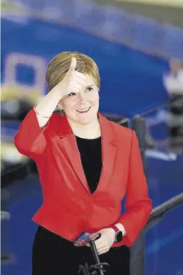  ?? RUSSELL CHEYNE / REUTERS ?? Sturgeon, celebrando su victoria en Glasgow.