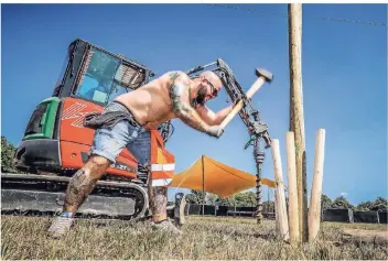  ?? RP-FOTOS: JÜRGEN LAASER ?? Der Electrisiz­e-Campingpla­tz an Haus Hohenbusch wird vorbereite­t. Dort sollen zum Wochenende hin die Festival-Besucher einziehen können.