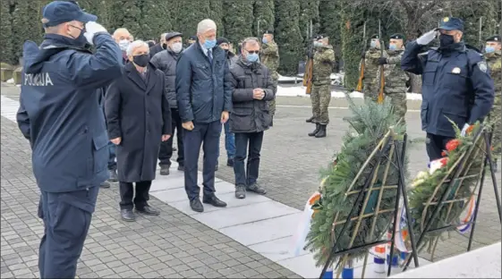  ??  ?? Poklonili su se hrvatskim vojnicima koji su najzaslužn­iji za stvaranje neovisne i samostalne Republike Hrvatske