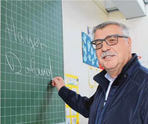  ?? Foto: Günther Stauch ?? Kann mit allen Medien: Rektor und IT Spezialist Roland Hoyer schätzt in der Bildung die Mischung von alten und neuen Programmen.