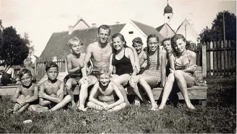  ?? Foto: Sammlung Selzer ?? Beim alten Flussbad an der Kammel (1950): Im Gras sitzend von links Helmut und Edwin Selzer sowie Gerhard Herz. Auf der Holzpritsc­he sitzend von links Rudolf Herz, Erwin Tenschert, Rita Rogg (geb. Selzer), Dieter Wolf, Elfriede Guggenmos (geb....