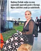  ??  ?? Sabina Cvilak velja za eno največjih opernih pevk v Evropi. Njen zaščitni znak je nahrbtnik.