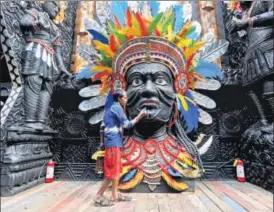  ?? REUTERS ?? An artisan paints a sculpture installed at a pandal ahead of Durga Puja in Kolkata on Friday.