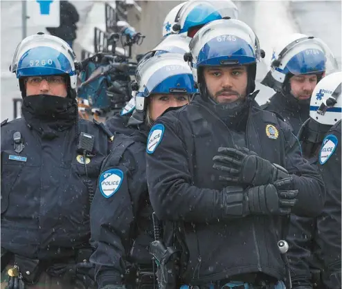  ?? JACQUES NADEAU LE DEVOIR ?? Les policiers sont d’abord et avant tout des employés de l’État et ils ne sont que très secondaire­ment des incarnatio­ns de celui-ci.