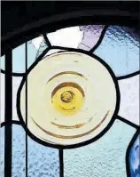  ?? Detall del vitrall trencat per una pedra. ??