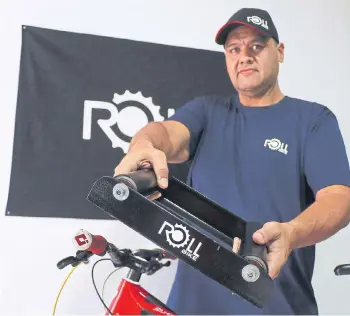  ?? JAIVER NIETO ?? Carlos Andrés Betancur Rodríguez, creador de Roll Bike, un rodillo para montar en bici en la casa.