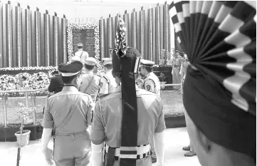  ??  ?? Mumbai police pay respects at the Police Memorial during an event to commemorat­e the 10th anniversar­y of the 2008 Mumbai militant attacks. — AFP photo