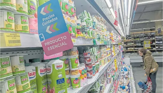  ??  ?? Góndola. Según informaron, el incremento será menor para las 14 categorías de productos de alimentos básicos a los que se les quitó el IVA.