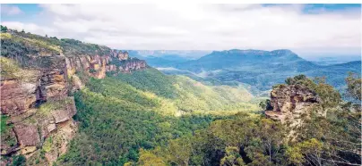  ?? FOTO: TOURISM AUSTRALIA/DPA-TMN ?? Die Blue Mountains gehörten zu den Regionen in Australien, in denen im Winter die Feuer wüteten – doch längst nicht das gesamte Gebiet war betroffen.