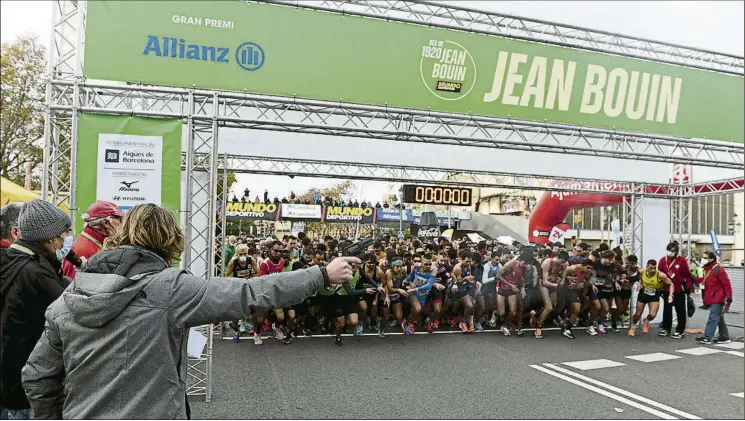  ?? FOTO: JOAN LANUZA ?? Instante de la salida de las dos carreras Open de la Jean Bouin del año pasado, de 5 y 10 kilómetros, en la Avinguda Maria Cristina de Montjuïc de la ciudad de Barcelona, pruebas que marcan el inicio de la gran matinal atlética