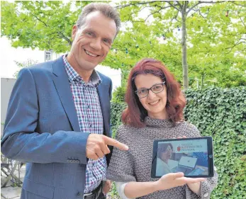  ?? FOTO: BARBARA BAUR ?? Joachim Butz vom Verein Bürgerstif­tung Seniorenhi­lfe Altshausen und Annabel Munding von der Volkshochs­chule Oberschwab­en organisier­en das Medienment­oren-Programm mit dem Landesmedi­enzentrum.