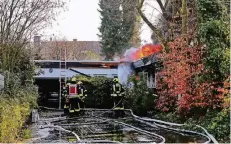  ??  ?? Das Feuer war am frühen Morgen zwischen 4 und 4.30 Uhr ausgebroch­en. Bis in den Nachmittag loderten die Flammen immer wieder auf.