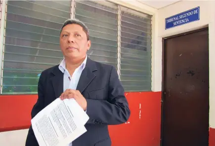  ??  ?? Buenaventu­ra Cruz, apoderado legal del alcalde de San Miguel y del síndico, con la denuncia presentada en el Tribunal Segundo de Sentencia.