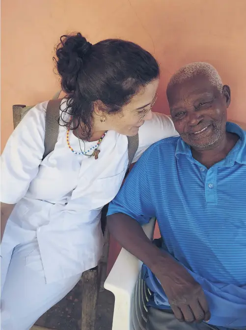  ?? ?? ARCHIVO
La religiosa de
Jesús-María,
Valle Chías,
con uno de los
beneficiar­ios
de su clínica
móvil en Haití