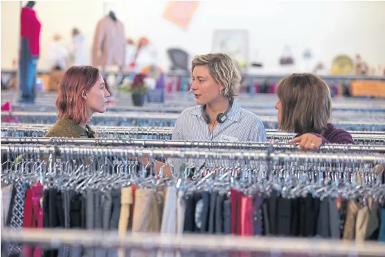  ?? UIP ?? La directora (en el centro) durante el rodaje con la protagonis­ta, la actriz Saoirse Ronan, y su madre en el film, Laurie Metcalf