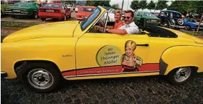  ??  ?? CDU-Vorsitzend­er Mike Mohring genoss die Ausfahrt am Samstag in diesem Wartburg Cabrio von der Ablig Kloßwelt in Heichelhei­m.