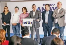  ??  ?? Integrante­s del equipo de campaña de Ricardo Anaya afirman que hubo irregulari­dades en los contratos dados a José María Riobóo.