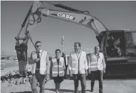  ?? Foto: Junta de Andalucía ?? Der andalusisc­he Verkehrsmi­nister Felipe López (2.v.r.) hat jüngst die Arbeiten am Hafen inspiziert.